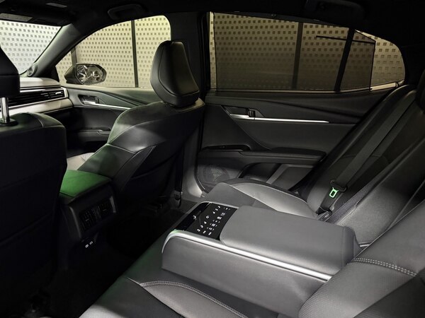 Toyota Camry 80 Hybrid Premium