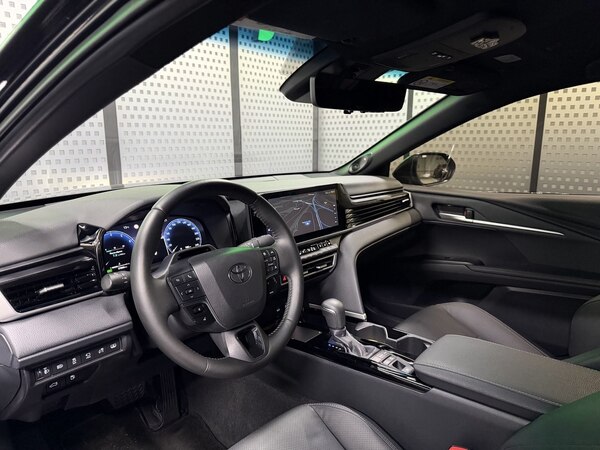 Toyota Camry 80 Hybrid Premium